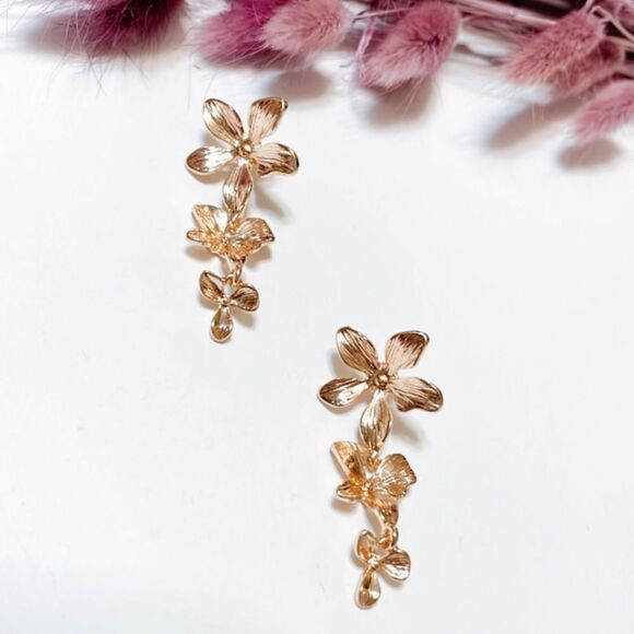 Flower drop earrings in gold #704 - Picture 5 of 9